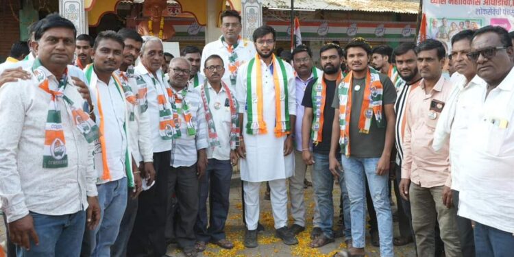मतदारांशी थेट संवाद साधत काँग्रेसचे उमेदवार धनंजय चौधरी यांचा प्रचार