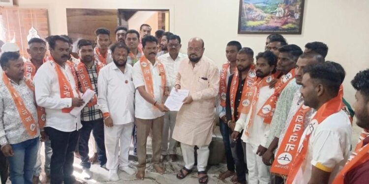 शिवसेनेचे नेते गुलाबराव पाटील यांच्या हस्ते शिवबंधन बांधून भीमसैनिकांचा शिवसेनेत जाहीर प्रवेश