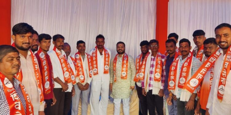 धरणगावातील, म्हसावद व बोरणार येथील प्रमुख कार्यकर्त्यांचा शिवसेनेत प्रवेश !