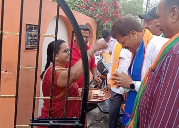 भगिनींनी भरविला “विजयाचा पेढा”, महायुतीचे उमेदवार आ. राजूमामा भोळे यांच्या प्रचाराने घेतला वेग