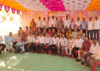 संमेलन पळासखेडेत २६ वर्षांनी शिक्षक माजी विद्यार्थी आले एकत्र पाटील विद्यालयात मेळावा