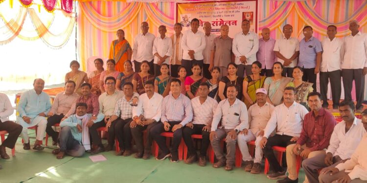 संमेलन पळासखेडेत २६ वर्षांनी शिक्षक माजी विद्यार्थी आले एकत्र पाटील विद्यालयात मेळावा
