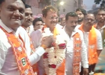 ठिकठिकाणी पुष्पहार घालून आ. राजूमामा भोळेंना जेष्ठांनी दिले शुभाशीर्वाद