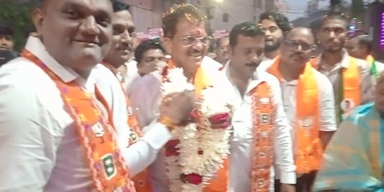 ठिकठिकाणी पुष्पहार घालून आ. राजूमामा भोळेंना जेष्ठांनी दिले शुभाशीर्वाद