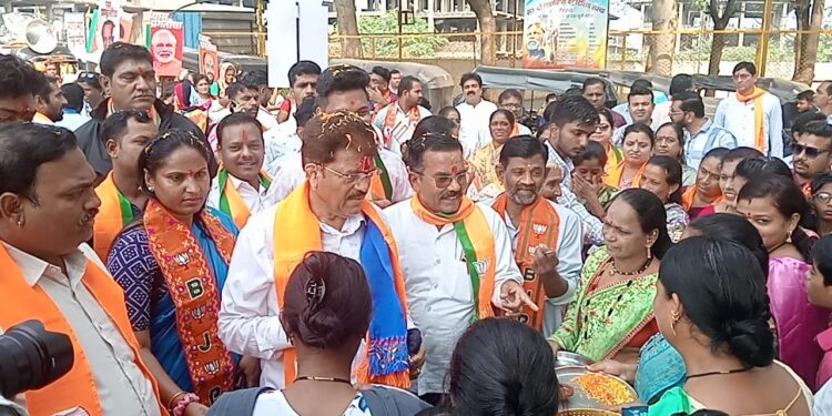 फुलांच्या वर्षावात मेहरुण परिसरात आ. राजूमामा भोळे यांचे नागरिकांकडून स्वागत