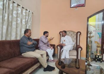 भाजपा निरीक्षकांची आमदार किशोर आप्पा पाटील यांच्यासोबत भेट; प्रचाराची रणनीती ठरली