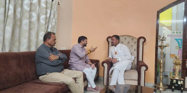 भाजपा निरीक्षकांची आमदार किशोर आप्पा पाटील यांच्यासोबत भेट; प्रचाराची रणनीती ठरली