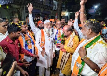 घोषणांचा पाऊस – देखो औखोसे – गुलाब भाऊ आयेंगे लाखोंसे –