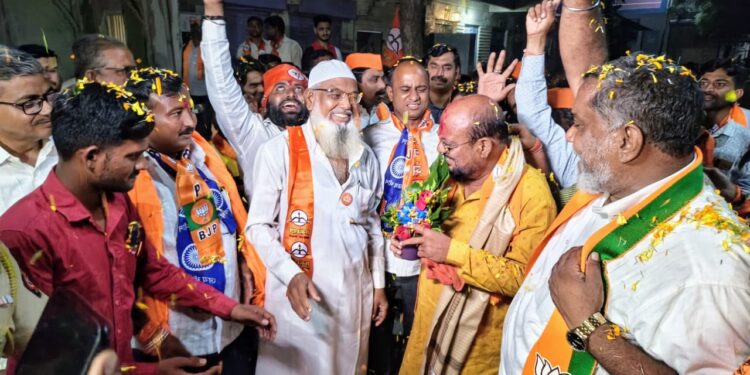 घोषणांचा पाऊस – देखो औखोसे – गुलाब भाऊ आयेंगे लाखोंसे –