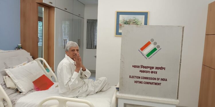 निवडणूक आयोग व जिल्हाधिकारी कार्यालयातर्फे गृहमतदान मोहीम