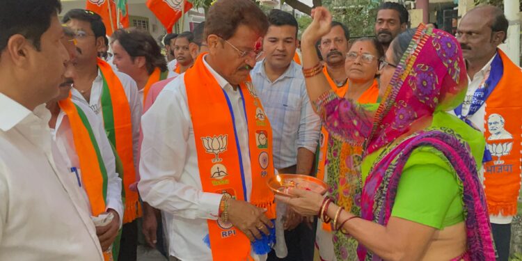 लाडक्या भाचींचा हट्ट पुरविताना राजूमामांची दमछाक, प्रचारात घेतला वेग