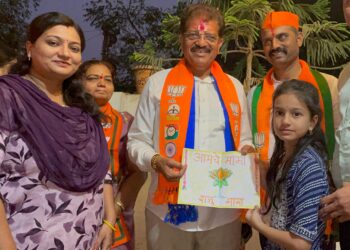 चिमुरडीचे अनोखे प्रेम : “विजयी भव” ग्रीटिंग कार्ड देऊन आ. राजूमामांना शुभेच्छा