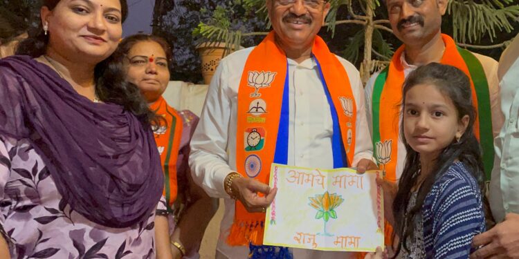 चिमुरडीचे अनोखे प्रेम : “विजयी भव” ग्रीटिंग कार्ड देऊन आ. राजूमामांना शुभेच्छा