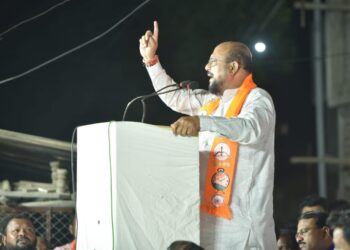 वायफळ बडबड करणाऱ्या पेक्षा जनता काम करणाऱ्याला साथ देईल