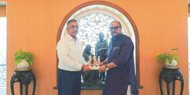 नामदार गुलाबरावांनी घेतले उद्योगपती अशोकभाऊंचे आशीर्वाद