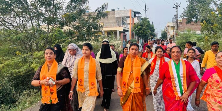 जयश्री महाजन यांची प्रचार रॅली; आज वाटलेल्या वचननाम्याची संपूर्ण जळगावात चर्चा