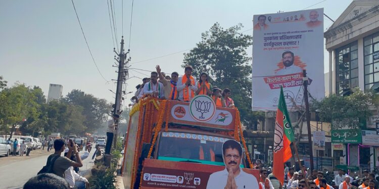 ढोल ताशांचा गजर, फटाक्यांची आतिषबाजी : युवकांच्या मोठ्या सहभागात महायुतीच्या रॅलीला प्रतिसाद