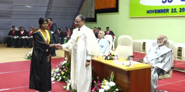 निरमा विद्यापीठाच्या इंडस्ट्रिअल डिझाईन शाखेत पालवी जैन सर्वप्रथम, पटकावले सुवर्ण पदक