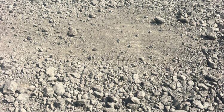 चामगांव, सावदा रिंगणगाव डांबरीकरण रस्त्याचे काम निकृष्ट