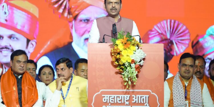 महाराष्ट्रात देवेंद्र पर्व सुरु! फडणवीसांनी मुख्यमंत्रिपदाची घेतली शपथ