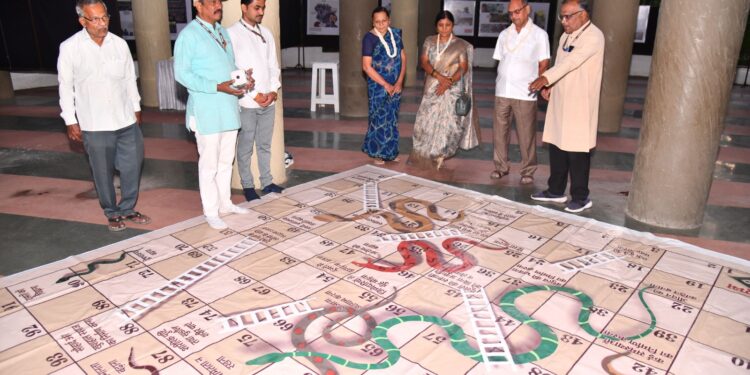 मूल्य शिक्षणासाठी गांधी रिसर्च फाऊंडेशनची चारित्र्य निर्माण प्रदर्शनी व सापशिडी उपयुक्त ; भाऊंच्या उद्यानात उदघाटन प्रसंगी मान्यवरांचे मत