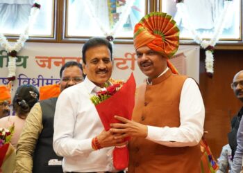देवेंद्र फडणवीसांच्या नावावर शिक्कामोर्तब, गिरीष महाजणांनी केलं अभिनंदन
