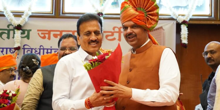 देवेंद्र फडणवीसांच्या नावावर शिक्कामोर्तब, गिरीष महाजणांनी केलं अभिनंदन