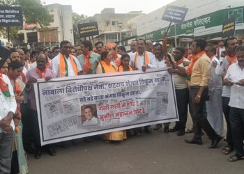 सुनील महाजनांच्या अटकेसाठी भाजप आक्रमक, महापालिकेसमोर केले निषेध आंदोलन