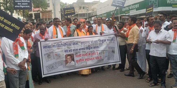 सुनील महाजनांच्या अटकेसाठी भाजप आक्रमक, महापालिकेसमोर केले निषेध आंदोलन