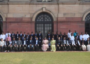 जळगाव जिल्ह्यातील आदिवासी विद्यार्थ्यांनी अनुभवली राष्ट्रपतीची संस्मरणीय भेट