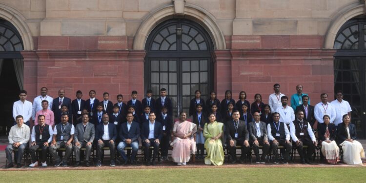 जळगाव जिल्ह्यातील आदिवासी विद्यार्थ्यांनी अनुभवली राष्ट्रपतीची संस्मरणीय भेट