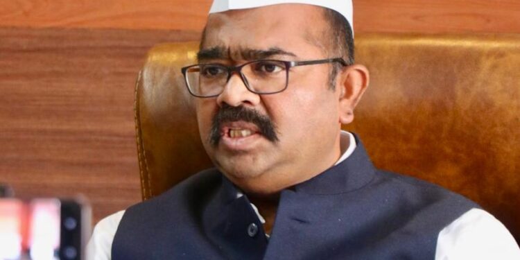 राष्ट्रीयकृत व सहकारी बँकांनी आर्थिक मागासांना आर्थिक मदतीसाठी पुढाकार घ्यावा