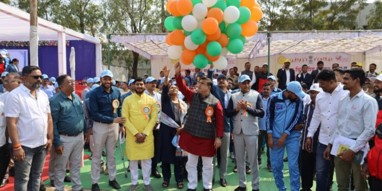 तणावमुक्त जीवनासाठी दिवसातील एक तास खेळासाठी द्यावा