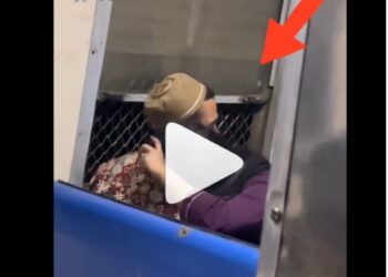 मुंबई लोकल ट्रेनमध्ये कपलचा रोमान्स ; गर्लफ्रेंडला मांडीवर बसवलं, सर्व मर्यादा ओलांडल्या VIDEO पाहून धक्काचं बसेल!