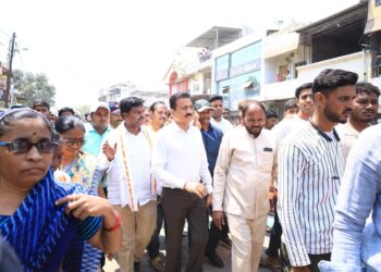 जवानाचे अंत्यदर्शन घेताना मंत्री गिरीश महाजनांच्या डोक्याला वाहनाचा लोखंडी रॉड लागल्याने डोक्याला दुखापत