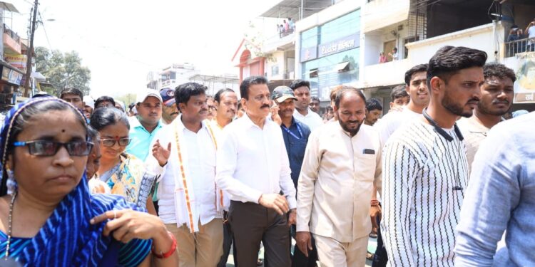 जवानाचे अंत्यदर्शन घेताना मंत्री गिरीश महाजनांच्या डोक्याला वाहनाचा लोखंडी रॉड लागल्याने डोक्याला दुखापत