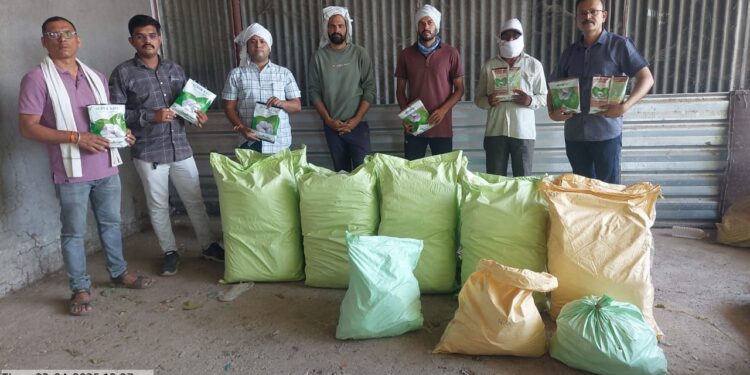 कृषी विभागाच्या भरारी पथकाच्या सतर्कतेने १८ लाखाचे बोगस बियाणे पकडले