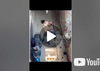 वृद्ध पुरूषाचा तरूणीसोबत रोमान्स, गल्लीतच सुरु पडले : व्हिडीओ तुफान व्हायरल