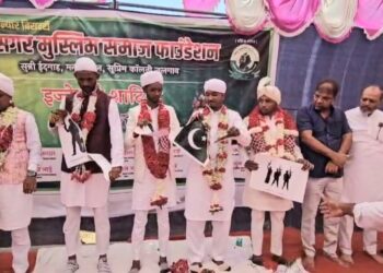 जळगावात मुस्लिम बांधवांकडून पाकिस्तानचे झेंडे फाडून निषेध