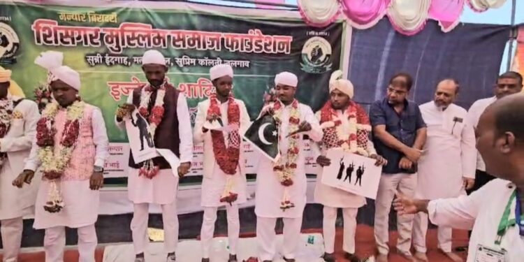 जळगावात मुस्लिम बांधवांकडून पाकिस्तानचे झेंडे फाडून निषेध