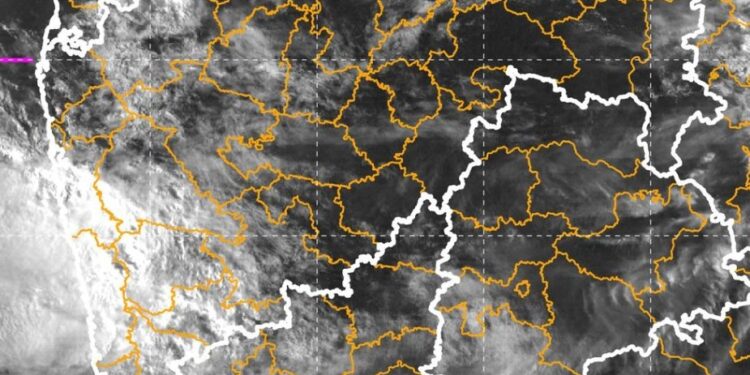 Heavy rain alert in Maharashtra districts July 2025
