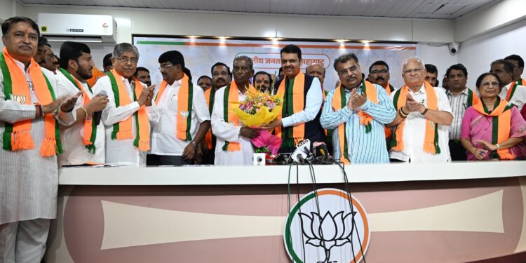 माजी मंत्री अण्णा डांगे यांचा दोन पुत्रांसह भाजपामध्ये प्रवेश