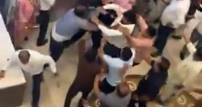 Maharashtra Assembly Fight मुळे राज्यात राजकीय खळबळ, राजकारण तापलं!