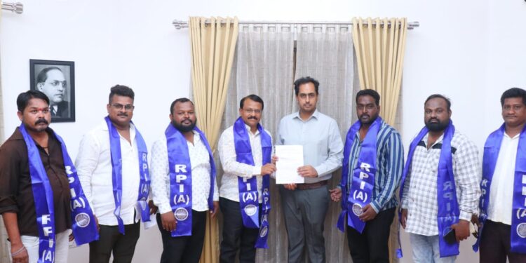 Free ration distribution protest Jalgaon by Republican Party"