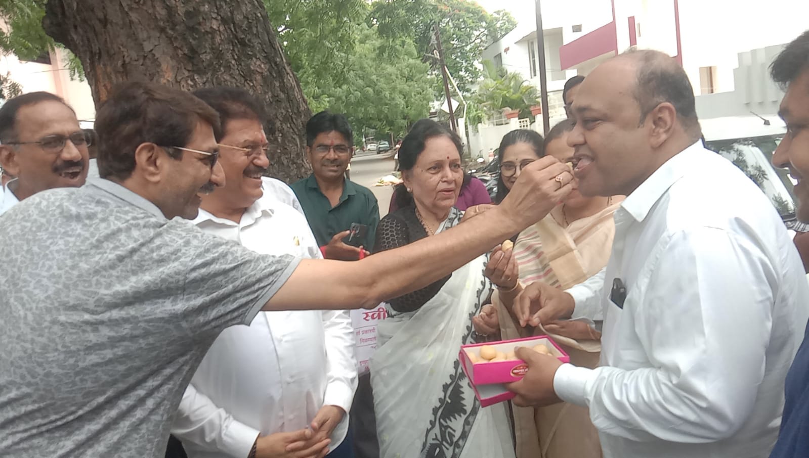 फटाके फोडून आणि एकमेकांना पेढा भरवून सर्वांनी आनंद