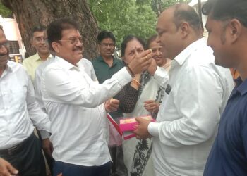 रोहित निकम यांना पेढे भरवतांना आमदार राजुमामा भोळे