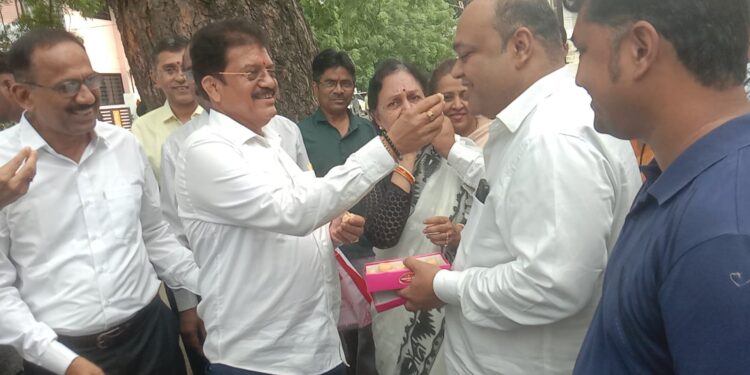 रोहित निकम यांना पेढे भरवतांना आमदार राजुमामा भोळे