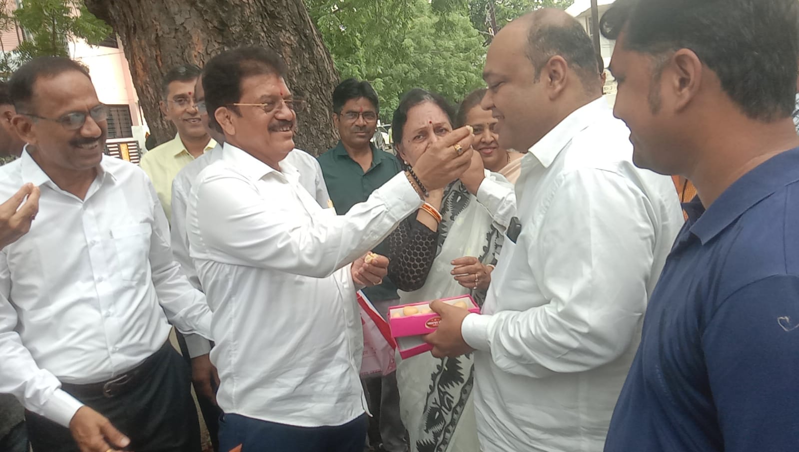 रोहित निकम यांना पेढे भरवतांना आमदार राजुमामा भोळे