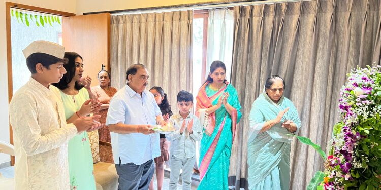 केंद्रीय राज्य क्रीडा मंत्री रक्षा खडसे यांच्या निवासस्थानी गणरायाचे आगमन