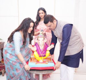 गणपती बाप्पा मोरया! मुख्यमंत्री देवेंद्र फडणवीस यांच्या 'वर्षा' निवासस्थानी बाप्पाचे आगमन, अमृता फडणवीसांनी शेअर केले खास फोटो